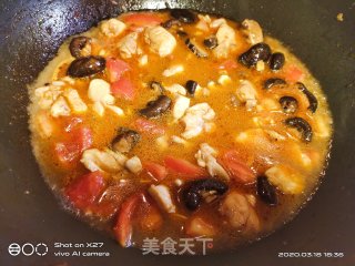 香菇西红柿焖鸡肉的做法步骤：5