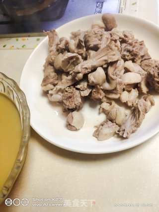 青椒烧鸭肉的做法步骤：1