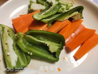 青椒烧鸭肉的做法步骤：2
