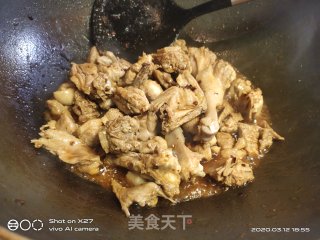 青椒烧鸭肉的做法步骤：3