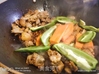 青椒烧鸭肉的做法步骤：7