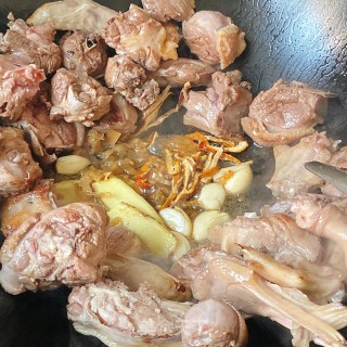 茶树菇焖鸭的做法步骤：4