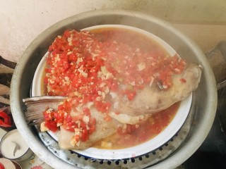 剁椒鱼头的做法步骤：9