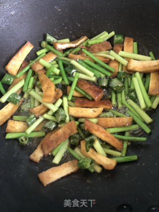 蒜苔炒豆干的做法步骤：3