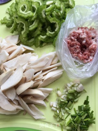 肉末杏鲍菇炒苦瓜的做法步骤：1