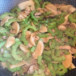 肉末杏鲍菇炒苦瓜的做法步骤：6