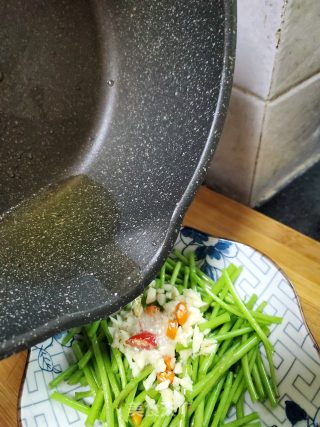 蒜末拌芦蒿的做法步骤：7