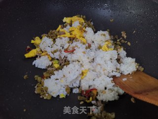 酸豇豆肉末蛋炒饭的做法步骤：7