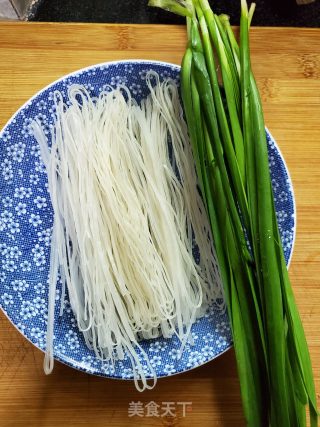 红烧肉汤米粉的做法步骤：1