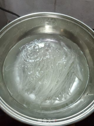 红烧肉汤米粉的做法步骤：4