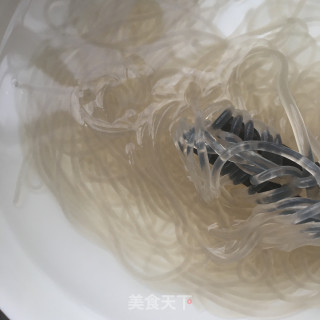猪肉苔菜炖粉条的做法步骤：1