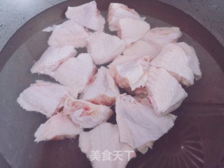 干锅鸡翅的做法步骤：1