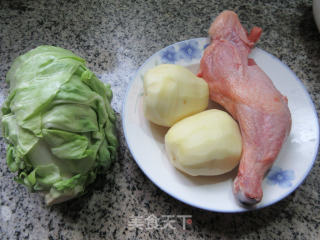牛心菜腊鸡腿煮洋芋艿的做法步骤：1
