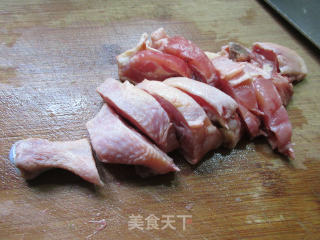 牛心菜腊鸡腿煮洋芋艿的做法步骤：3