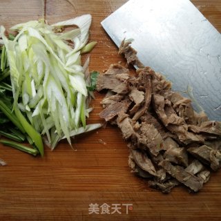 牛肉丝炝拌豆腐皮的做法步骤：1