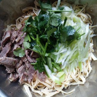 牛肉丝炝拌豆腐皮的做法步骤：2