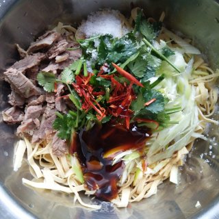 牛肉丝炝拌豆腐皮的做法步骤：3