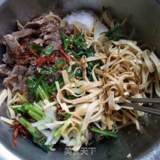 牛肉丝炝拌豆腐皮的做法步骤：4