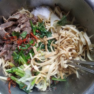 牛肉丝炝拌豆腐皮的做法步骤：5