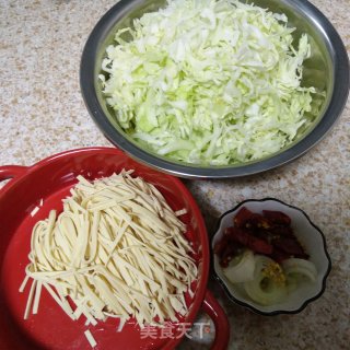 豆皮炒包菜丝的做法步骤：1