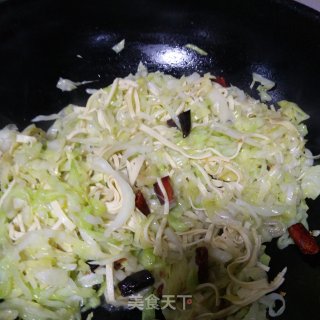 豆皮炒包菜丝的做法步骤：3