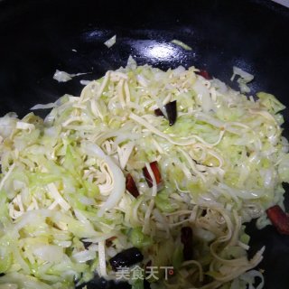 豆皮炒包菜丝的做法步骤：4