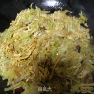 豆皮炒包菜丝的做法步骤：5