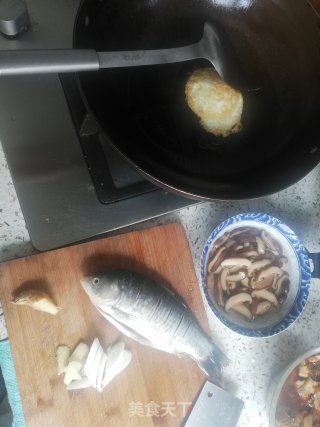 砂锅鲫鱼汤的做法步骤：1
