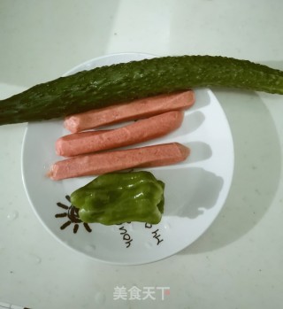 黄瓜炒热狗的做法步骤：1