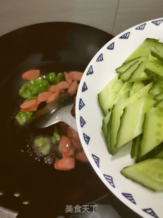 黄瓜炒热狗的做法步骤：5