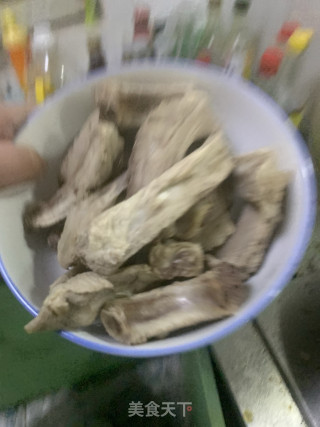 排骨炖豆角的做法步骤：1