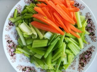 家常菜~芹菜炒粉的做法步骤：2