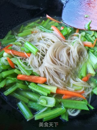 家常菜~芹菜炒粉的做法步骤：4