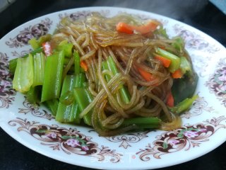 家常菜~芹菜炒粉的做法步骤：5