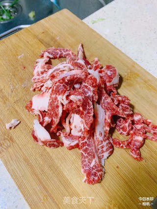 辣椒炒牛肉的做法步骤：1