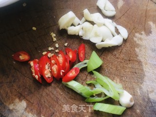 醋烹茭瓜的做法步骤：2