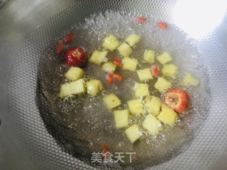 菠萝山楂糖水的做法步骤：5