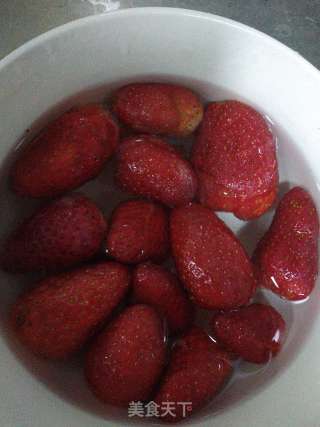 春日应季美食——草莓蛋挞的做法步骤：1