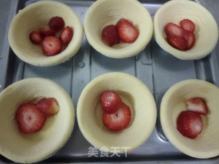 春日应季美食——草莓蛋挞的做法步骤：4
