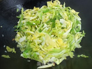蒜香橄榄油包菜丝的做法步骤：6