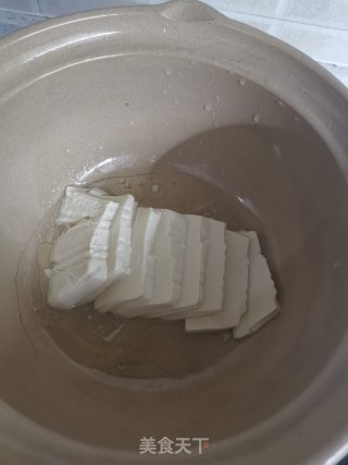 砂锅茄子腊肉炖豆腐的做法步骤：1