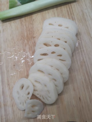 葱油藕片的做法步骤：1