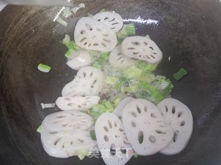 葱油藕片的做法步骤：6