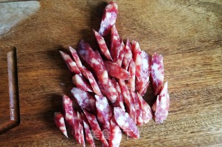 蒜苔炒广式腊肠 - 鲜甜可口的做法步骤：1