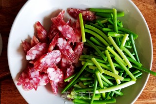 蒜苔炒广式腊肠 - 鲜甜可口的做法步骤：2