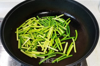 蒜苔炒广式腊肠 - 鲜甜可口的做法步骤：3