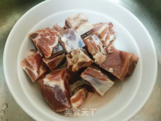 番茄土豆排骨汤（营养美味的滋补汤）的做法步骤：2