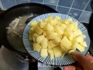 番茄土豆排骨汤（营养美味的滋补汤）的做法步骤：8