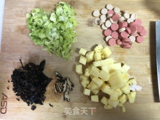 菠萝炒饭的做法步骤：1