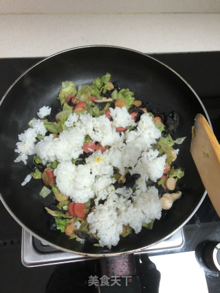 菠萝炒饭的做法步骤：4